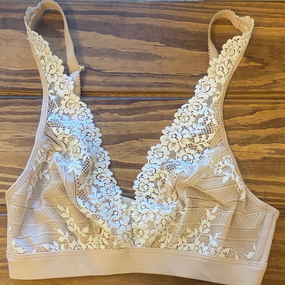 Wacoal Floral Embrace 
 Lace Wire Free Bralette in Cream and Tan